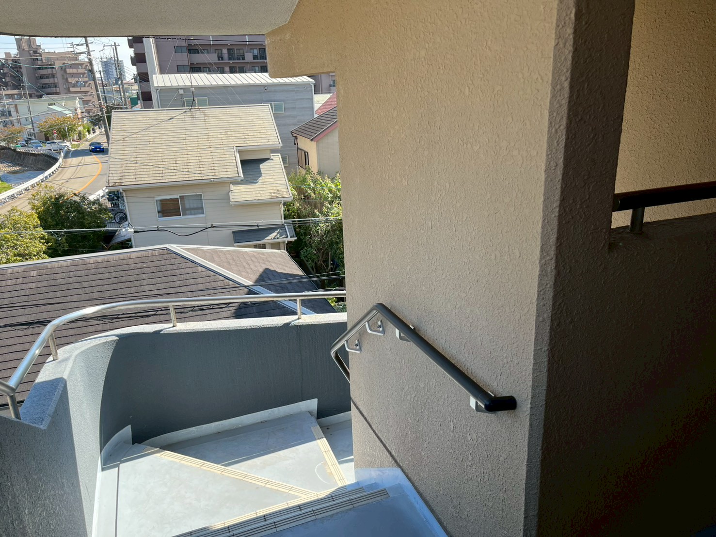 住宅の屋外階段の黒色ハンドレール