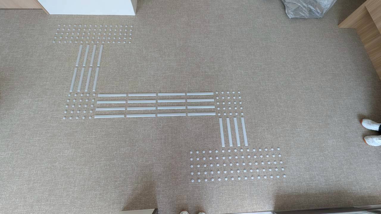 L字の誘導ブロックと警告ブロックの大規模レイアウト